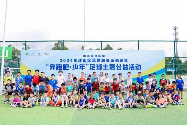 努涅斯删光所有利物浦信息 只留一条与队徽合影照
